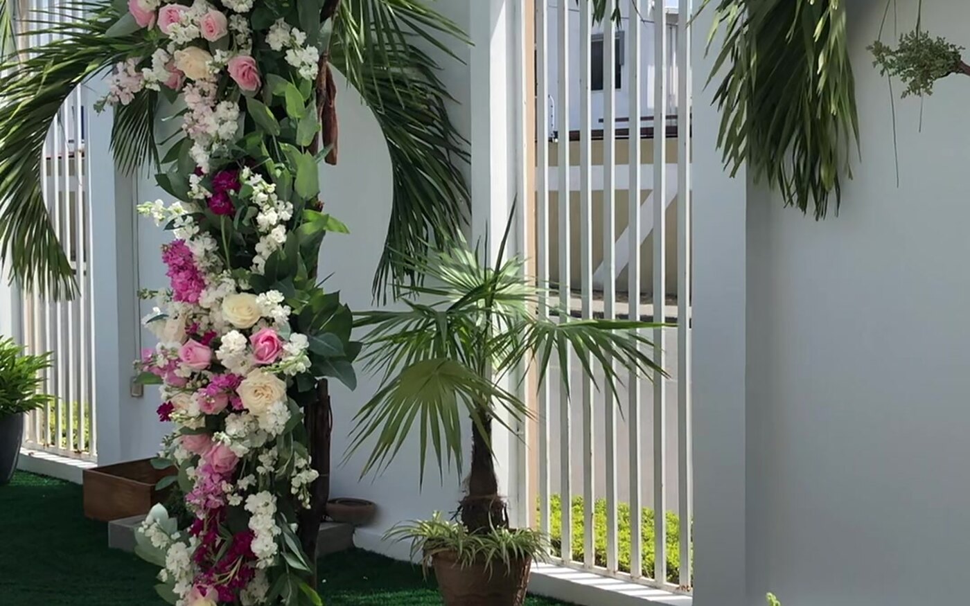 Arco floral de boda montado en el jardín de Terra Eventos, Durán