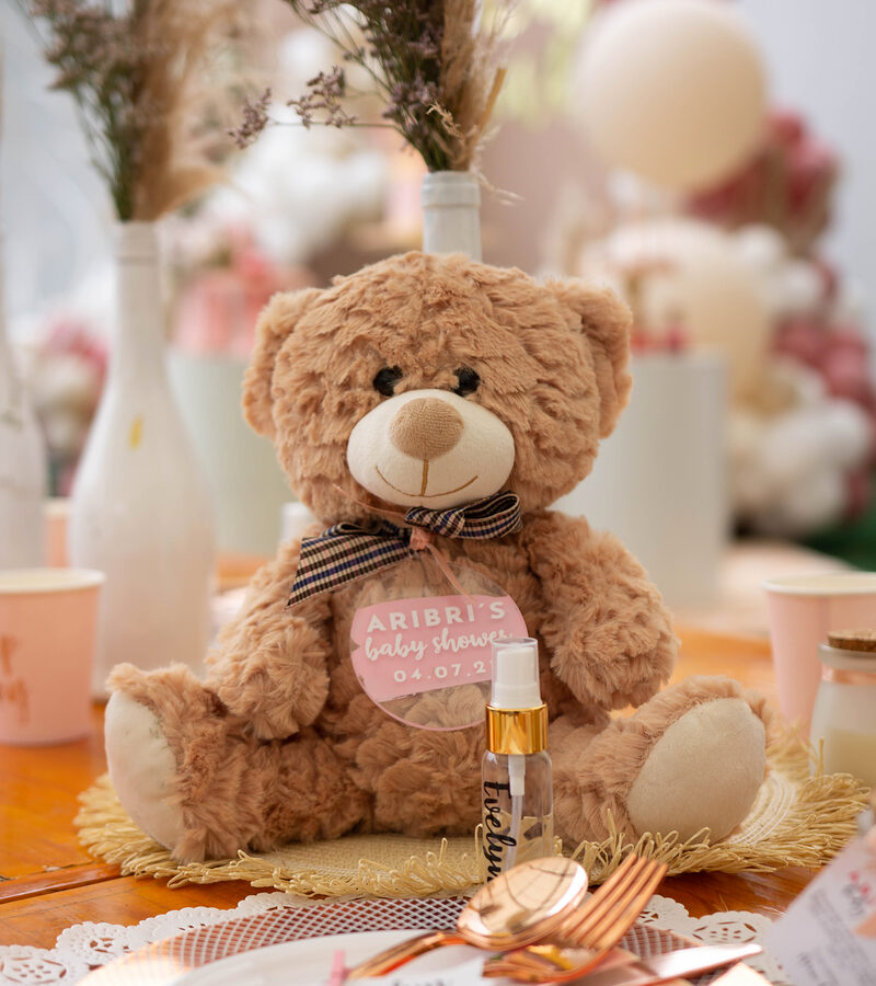 Centro de mesa de baby shower con osito de peluche