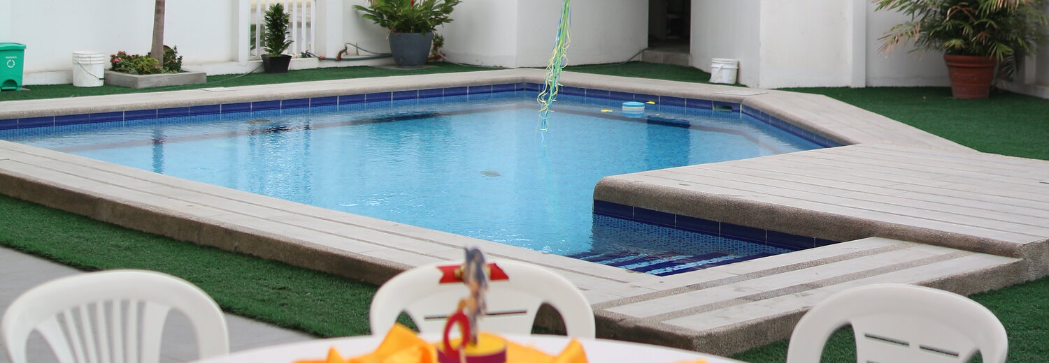 Piscina y zona de mesas al aire libre en Terra Eventos, Durán