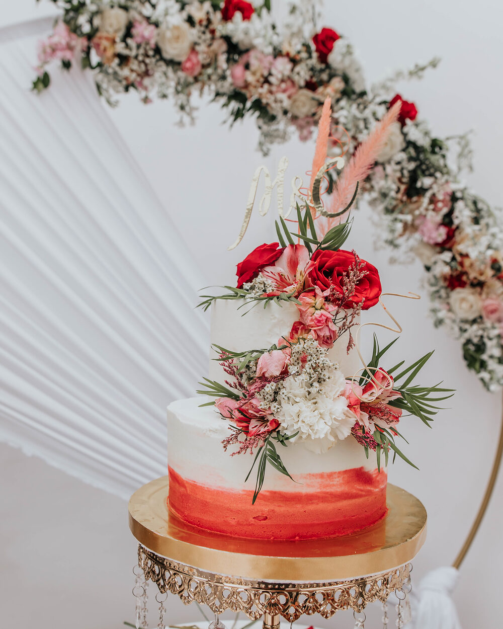 Torta de boda con arco floral en Terra Eventos, Durán